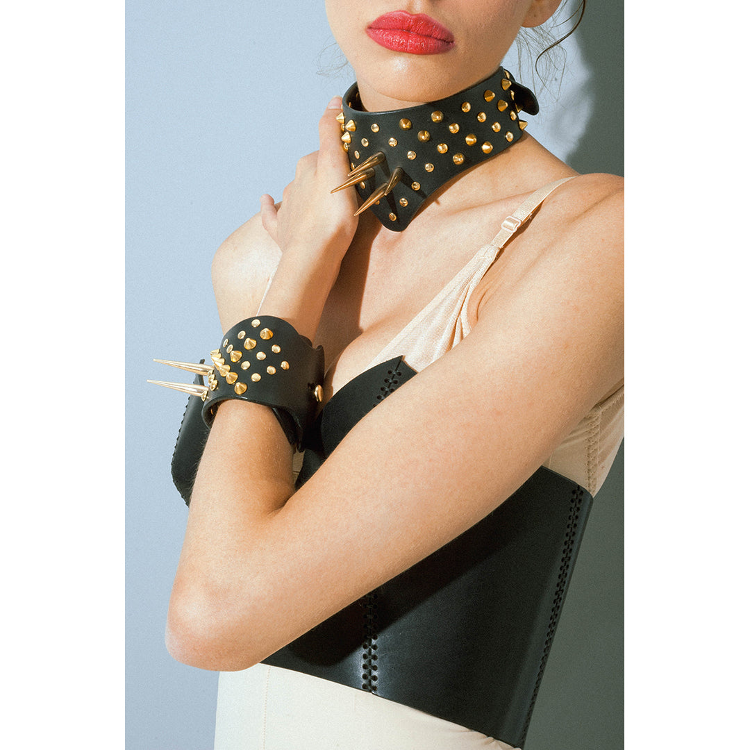 0770 - V COLLAR WITH STUDS