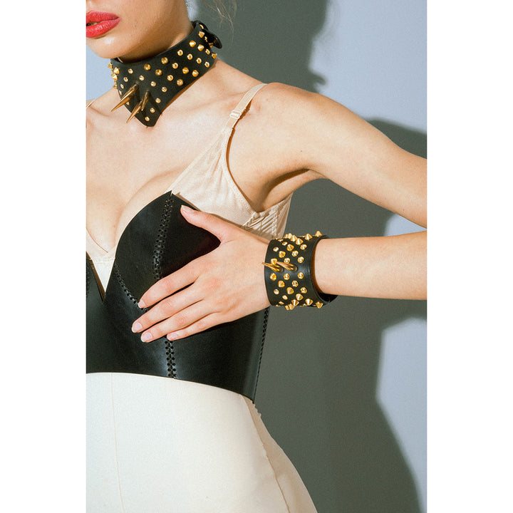 0770 - V COLLAR WITH STUDS